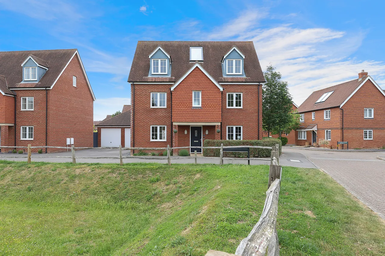 5 bed property for sale, Chalkfield Road, Horley, RH6