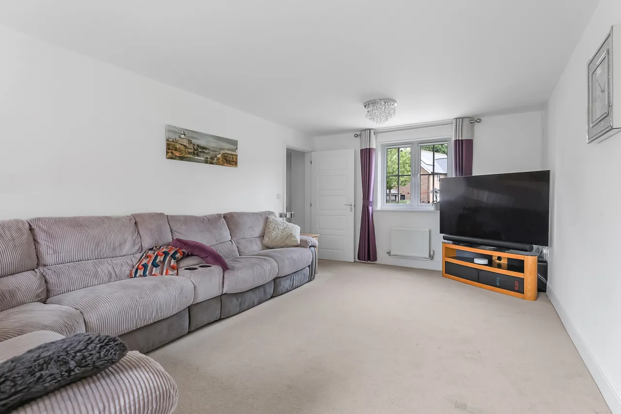 Chalkfield Road, Horley, RH6, photo 5