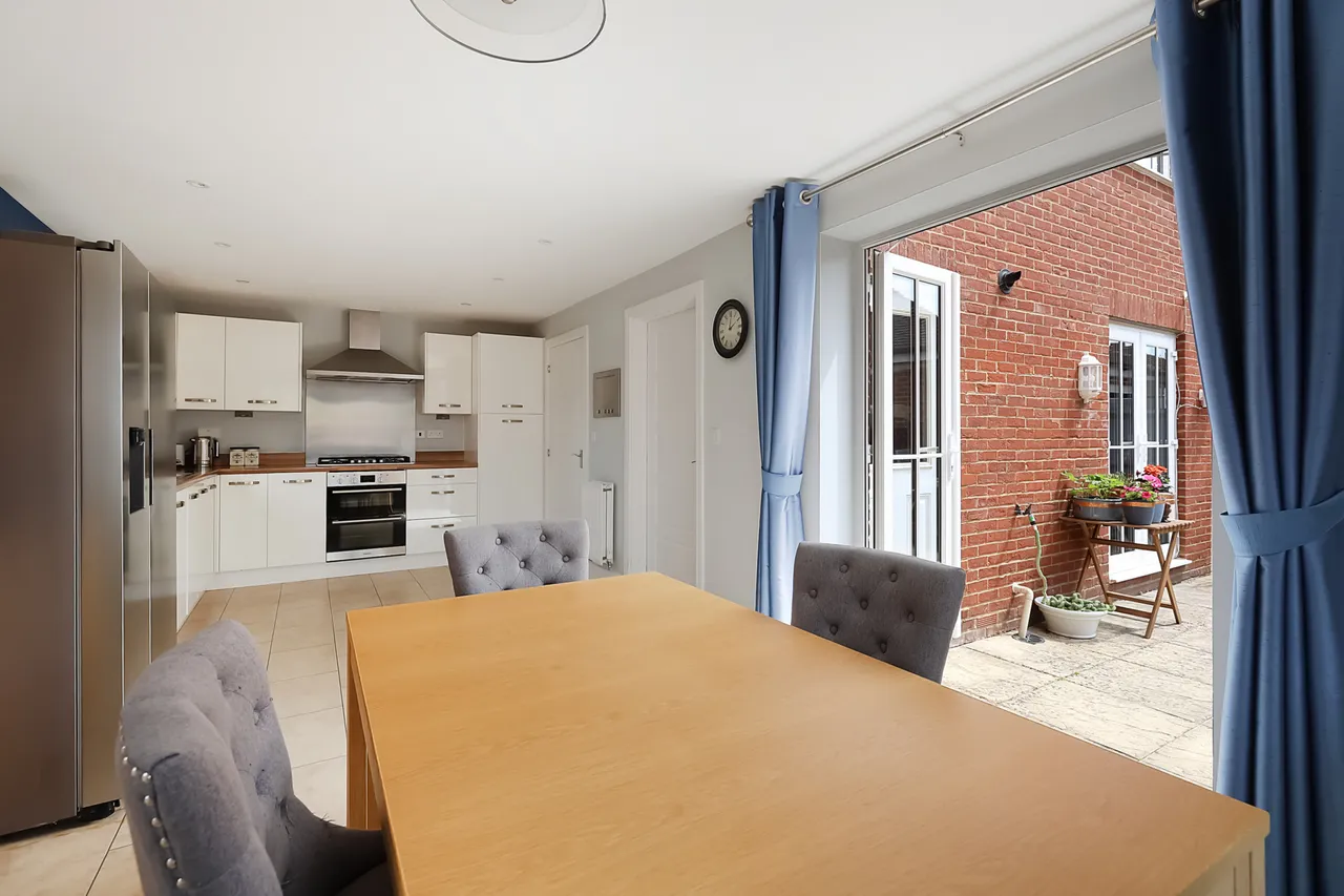 Chalkfield Road, Horley, RH6, photo 2