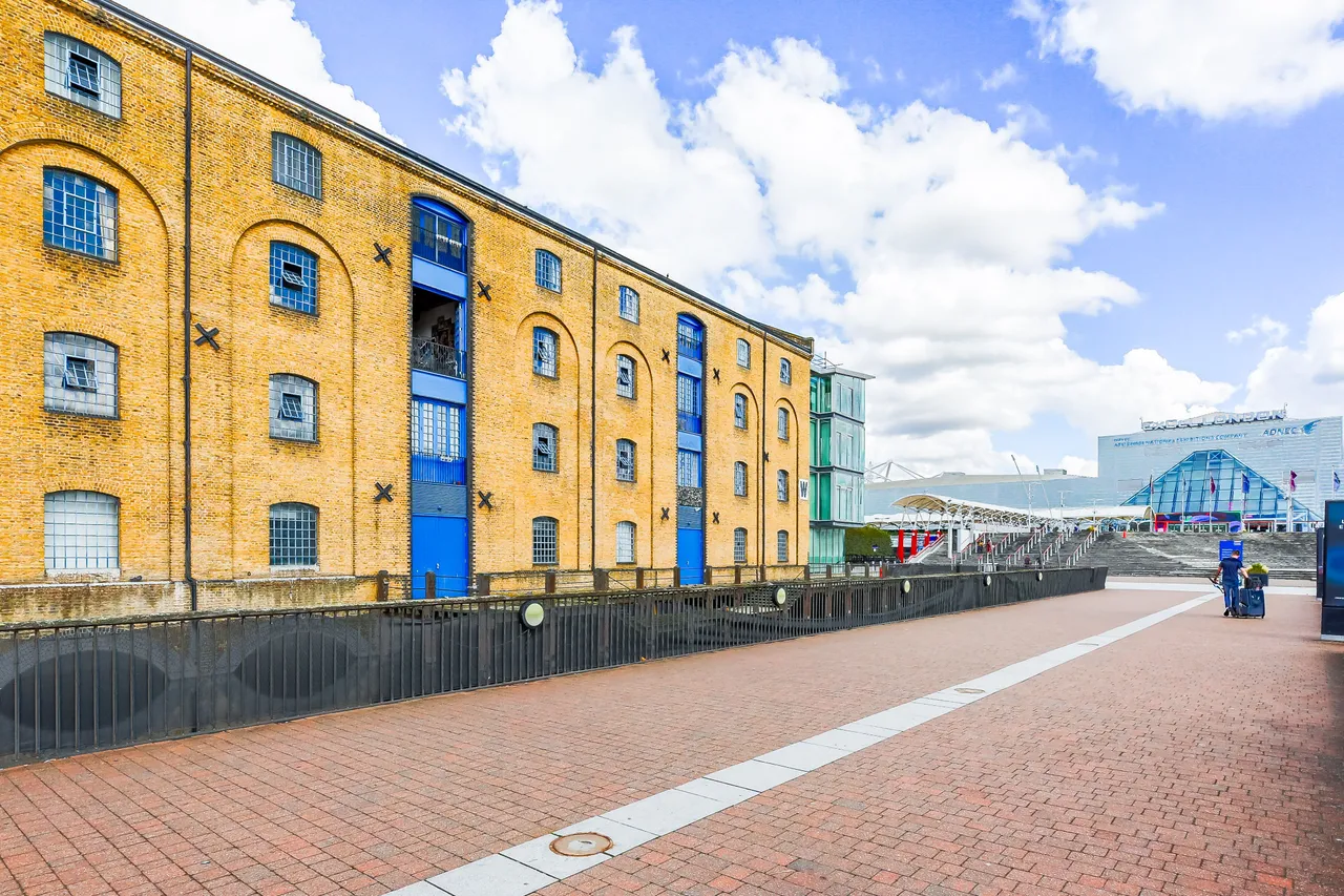 2 bed flat for sale, London, E16