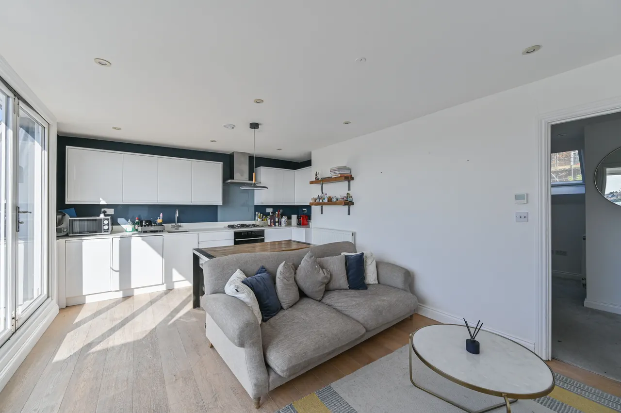 Flat 8, 6 Yukon Road, London, photo 5