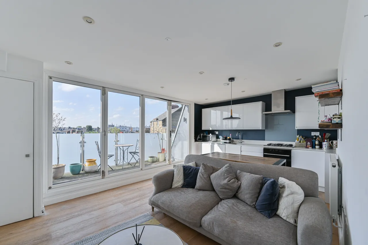 Flat 8, 6 Yukon Road, London, photo 2
