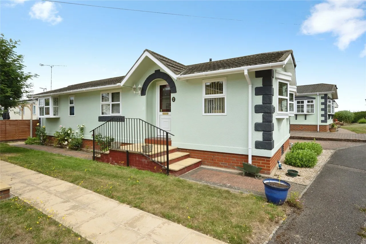 2 bed mobile home for sale — Half Moon Lane, LUTON, Bedfordshire, LU1
