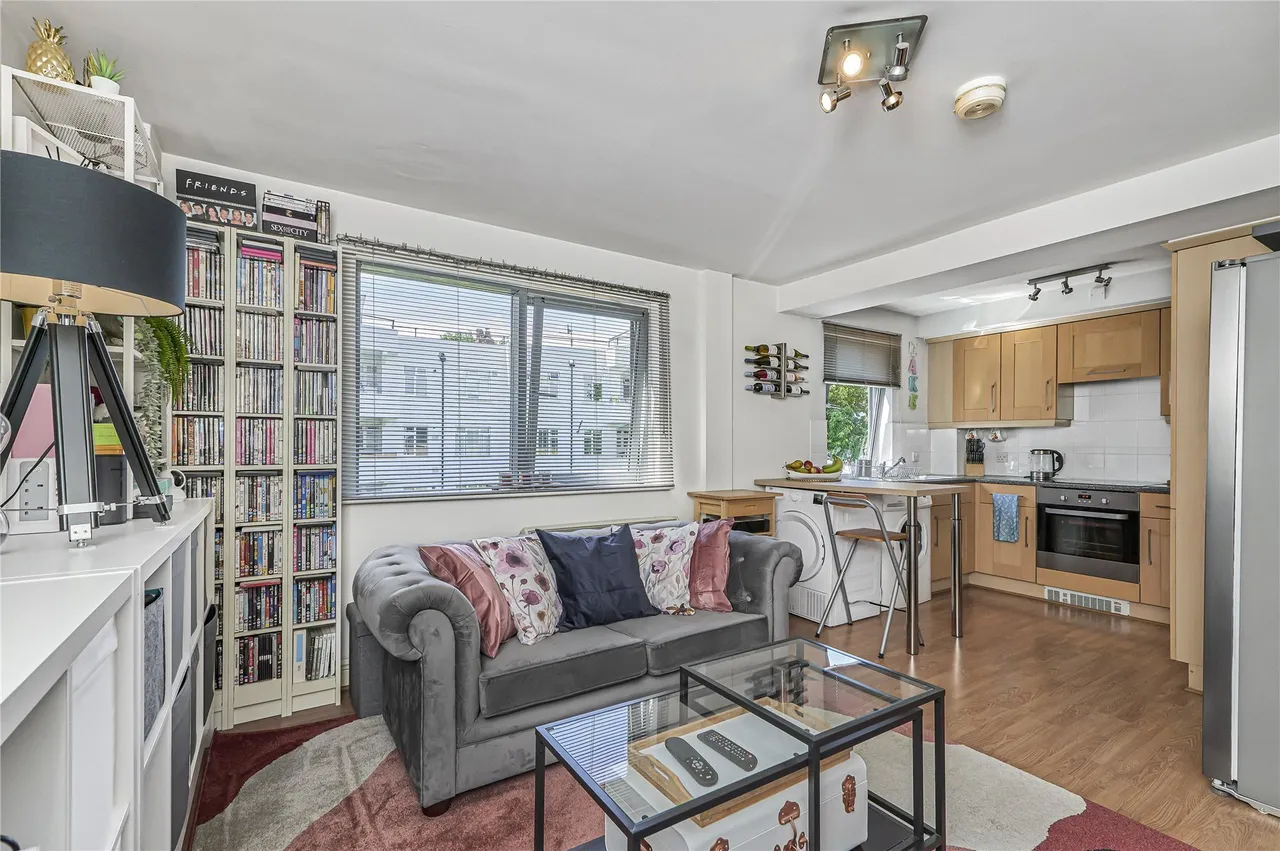 2 bed flat for sale — Balham High Road, London, SW17