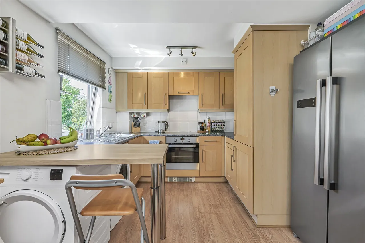 Balham High Road, London, SW17, photo 2