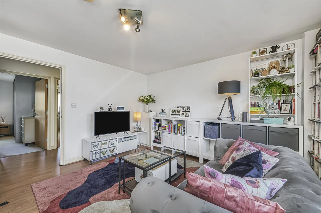 Balham High Road, London, SW17, photo 7