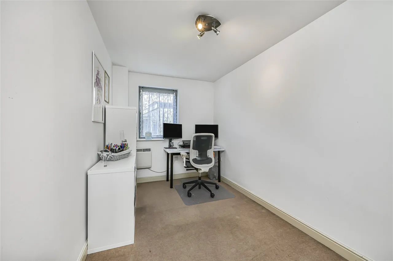 Balham High Road, London, SW17, photo 11