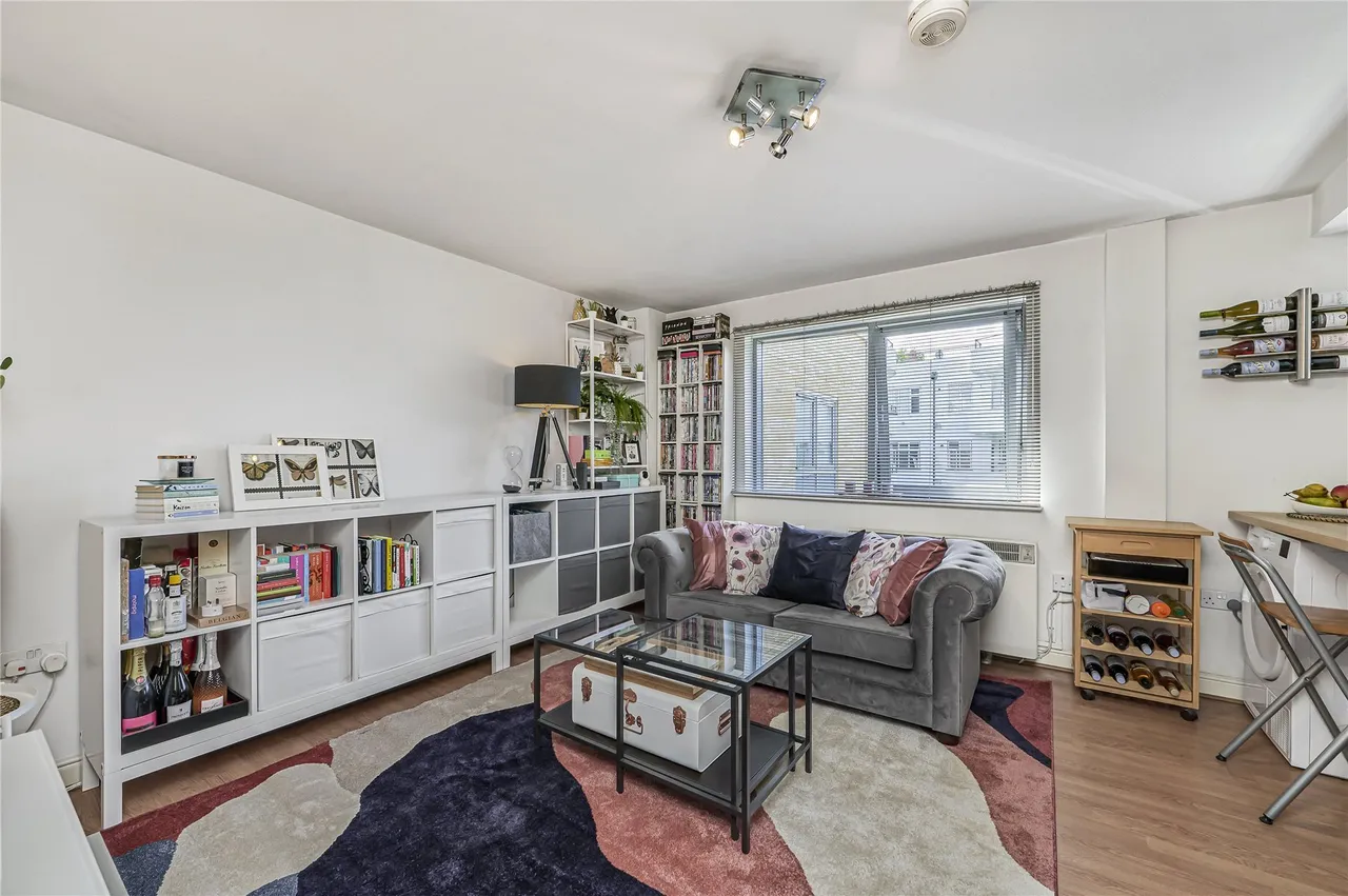 Balham High Road, London, SW17, photo 5