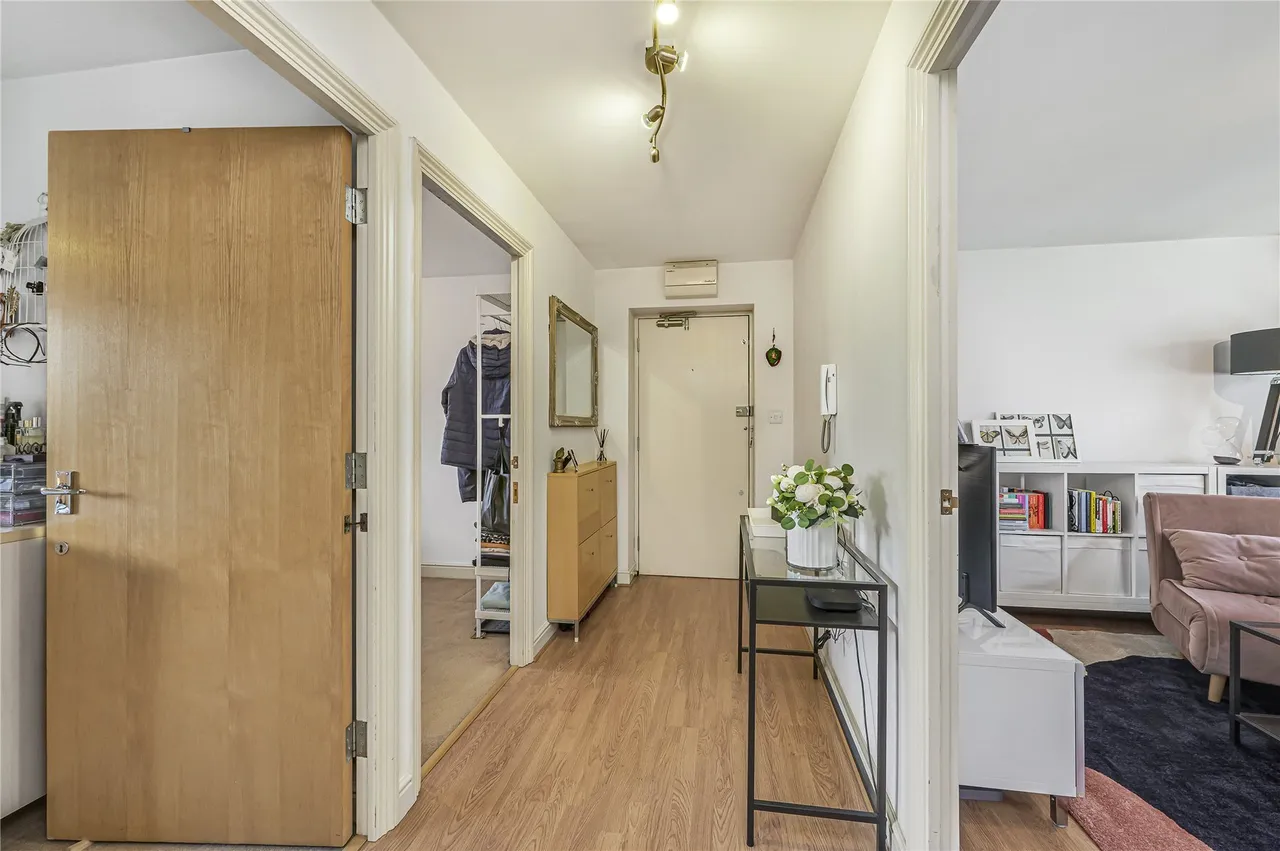 Balham High Road, London, SW17, photo 10
