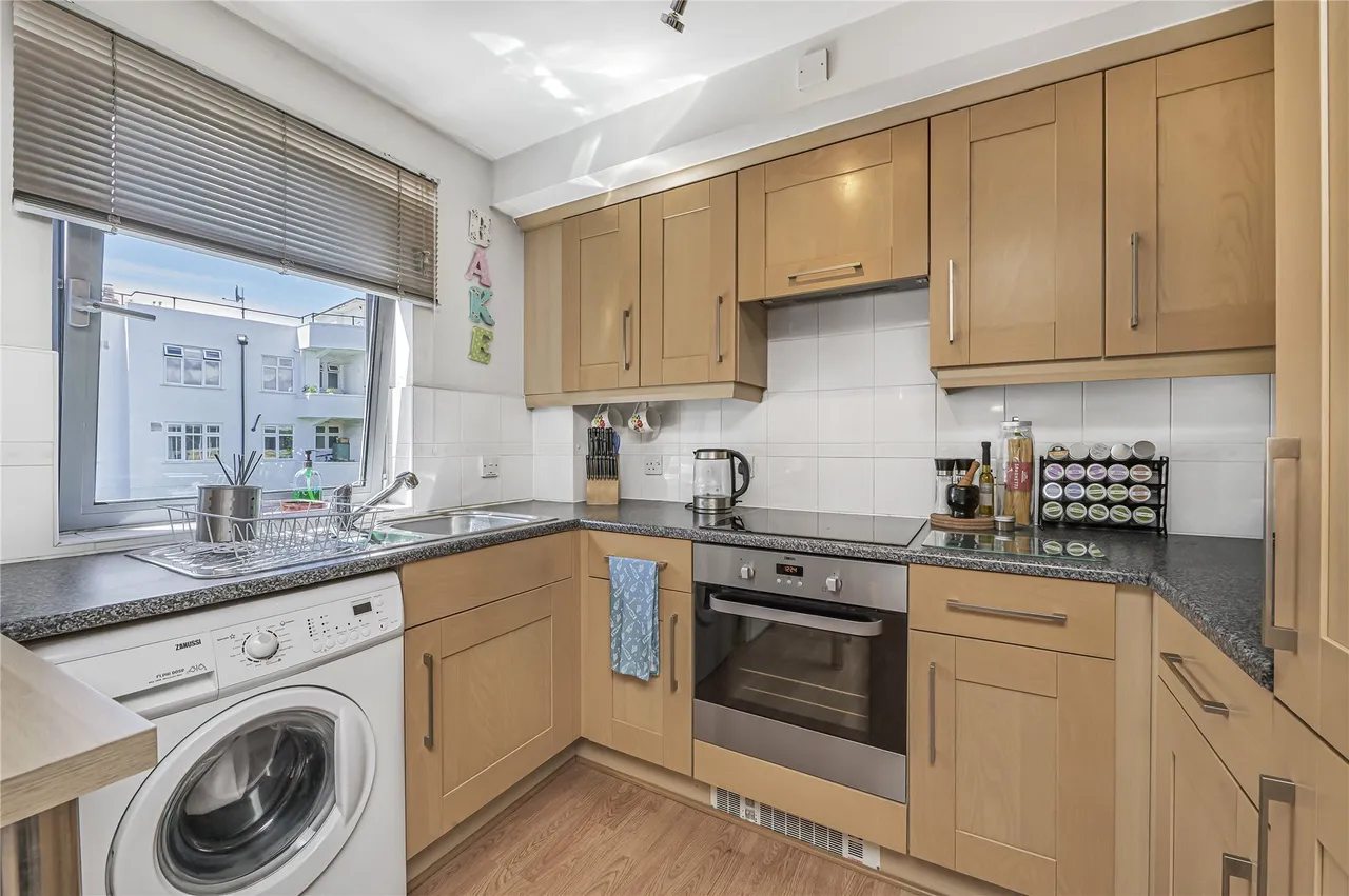 Balham High Road, London, SW17, photo 3