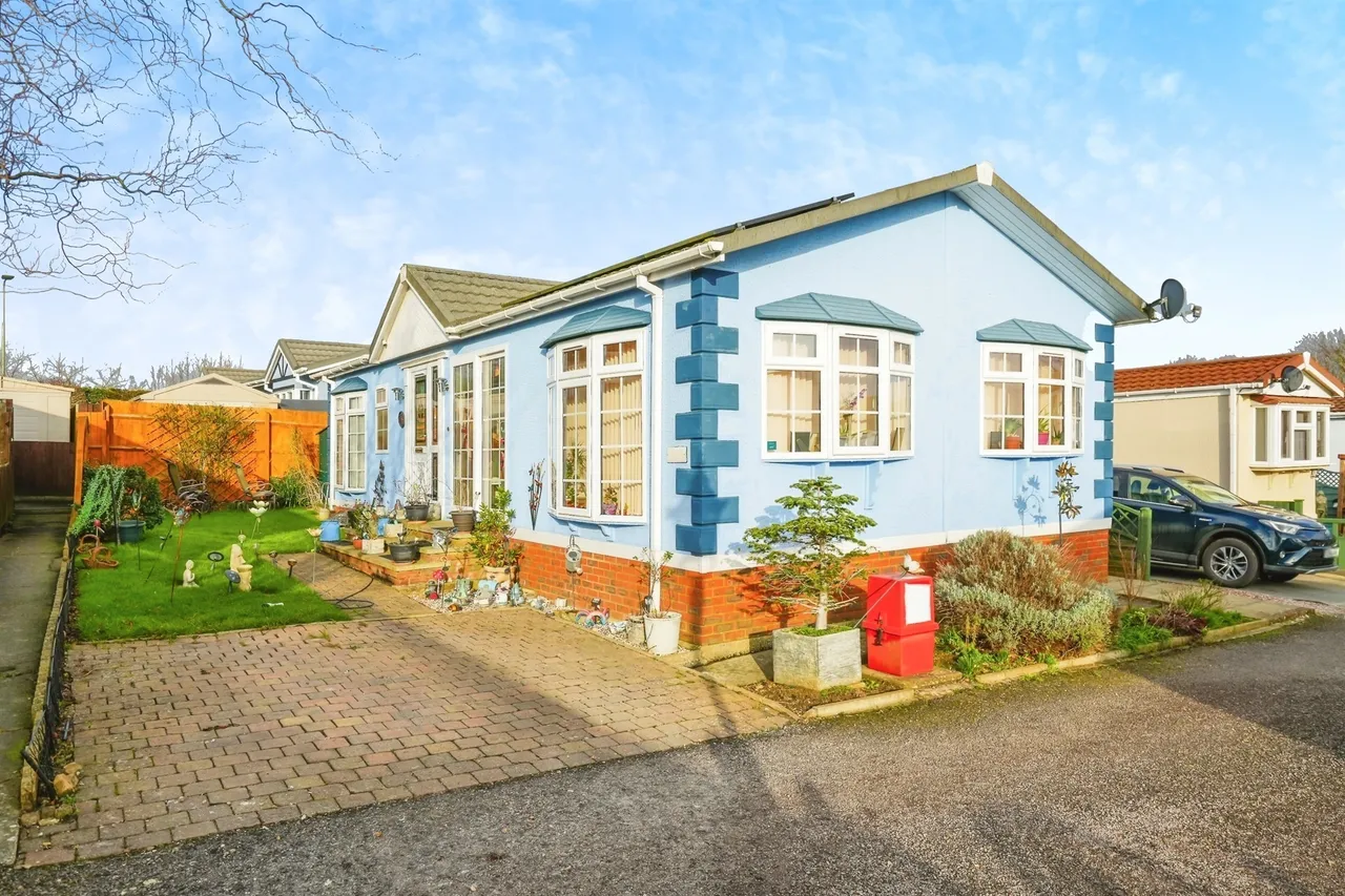 2 bed park home for sale — Heyford Leys, Upper Heyford, Bicester