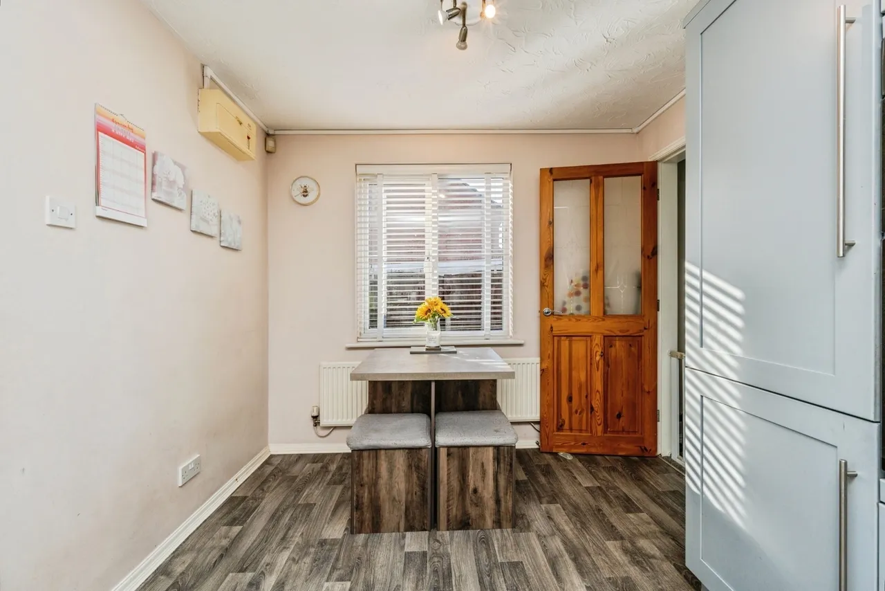 Chedworth Drive, Manchester, Greater Manchester, M23, photo 5