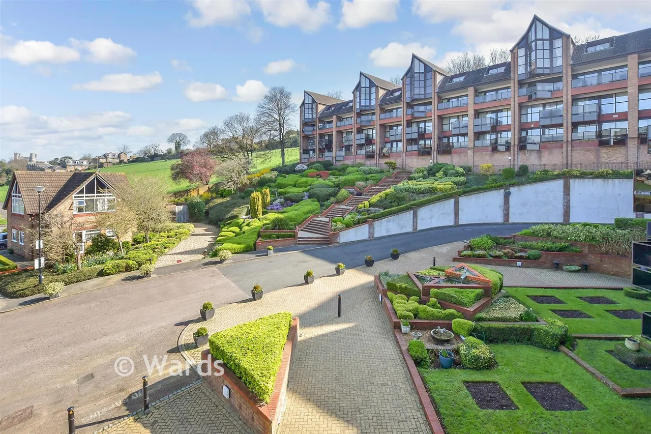 3 bed flat for sale, Esplanade, Rochester, ME1
