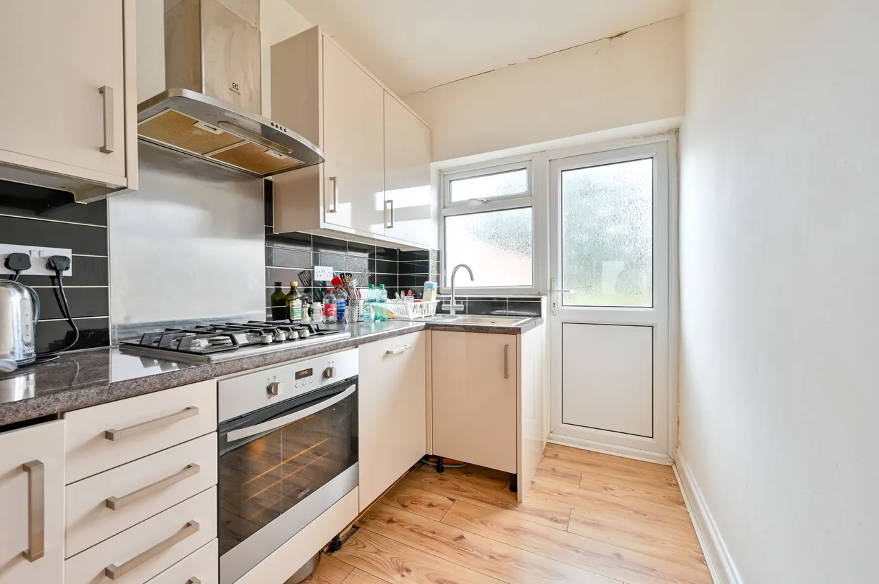 46 Taunton Avenue, Hounslow, photo 3