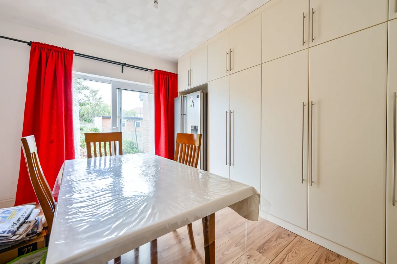 46 Taunton Avenue, Hounslow, photo 2