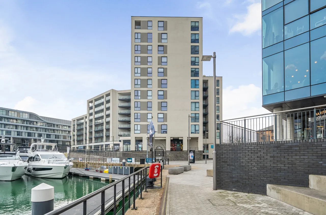 2 bed flat to rent, Maritime Walk, Ocean Village, SO14