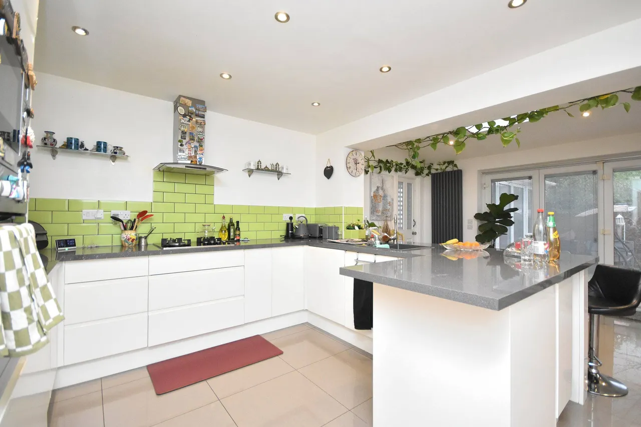 Oakworth Avenue, Broughton, Milton Keynes, Buckinghamshire, MK10 9NU, photo 5
