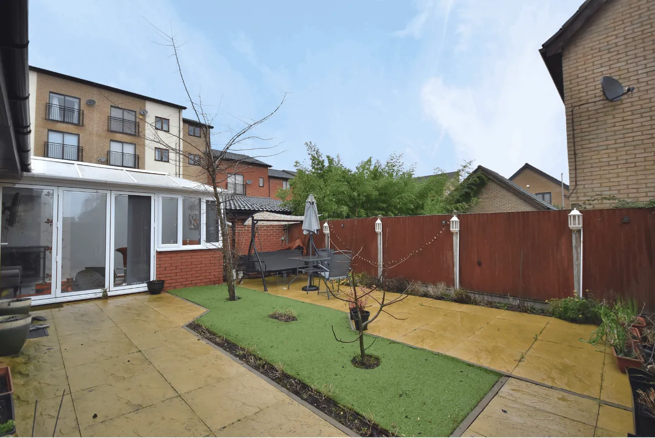 Oakworth Avenue, Broughton, Milton Keynes, Buckinghamshire, MK10 9NU, photo 22