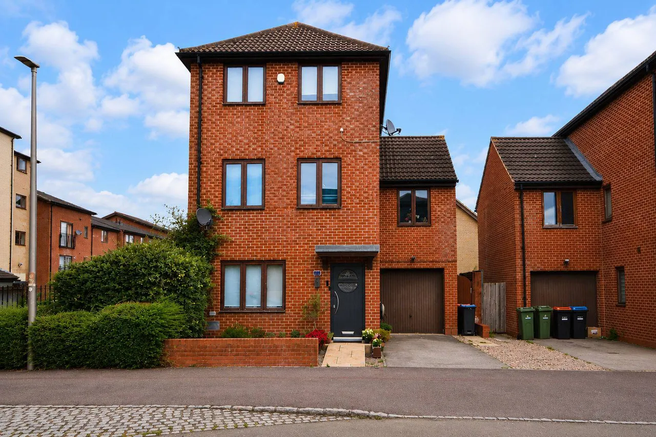 5 bed house for sale — Oakworth Avenue, Broughton, Milton Keynes, Buckinghamshire, MK10 9NU