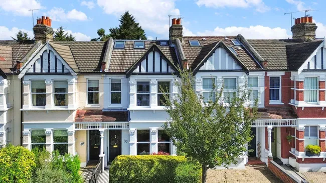 4 bed property for sale — Wynndale Road, London, E18