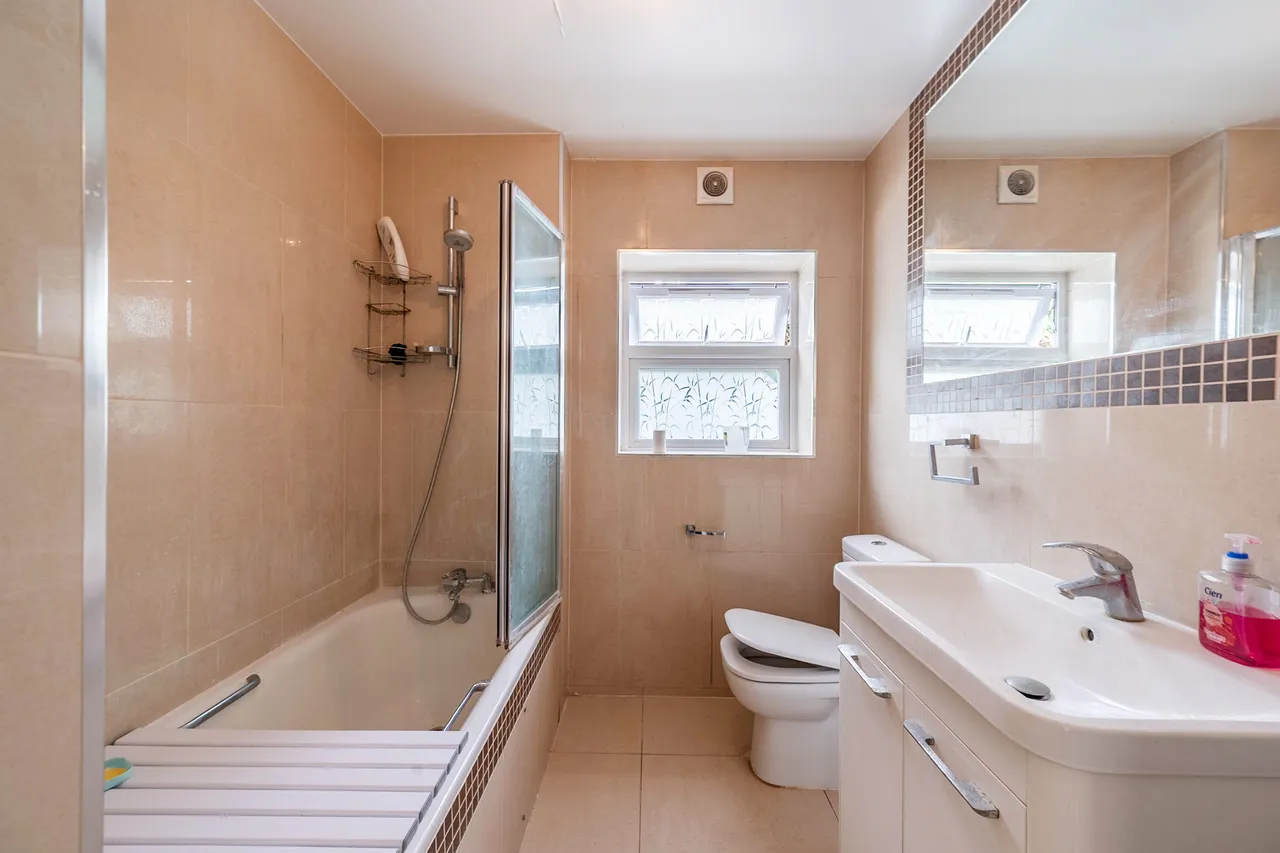 193 Daneglen Court, London Road, Stanmore, photo 10