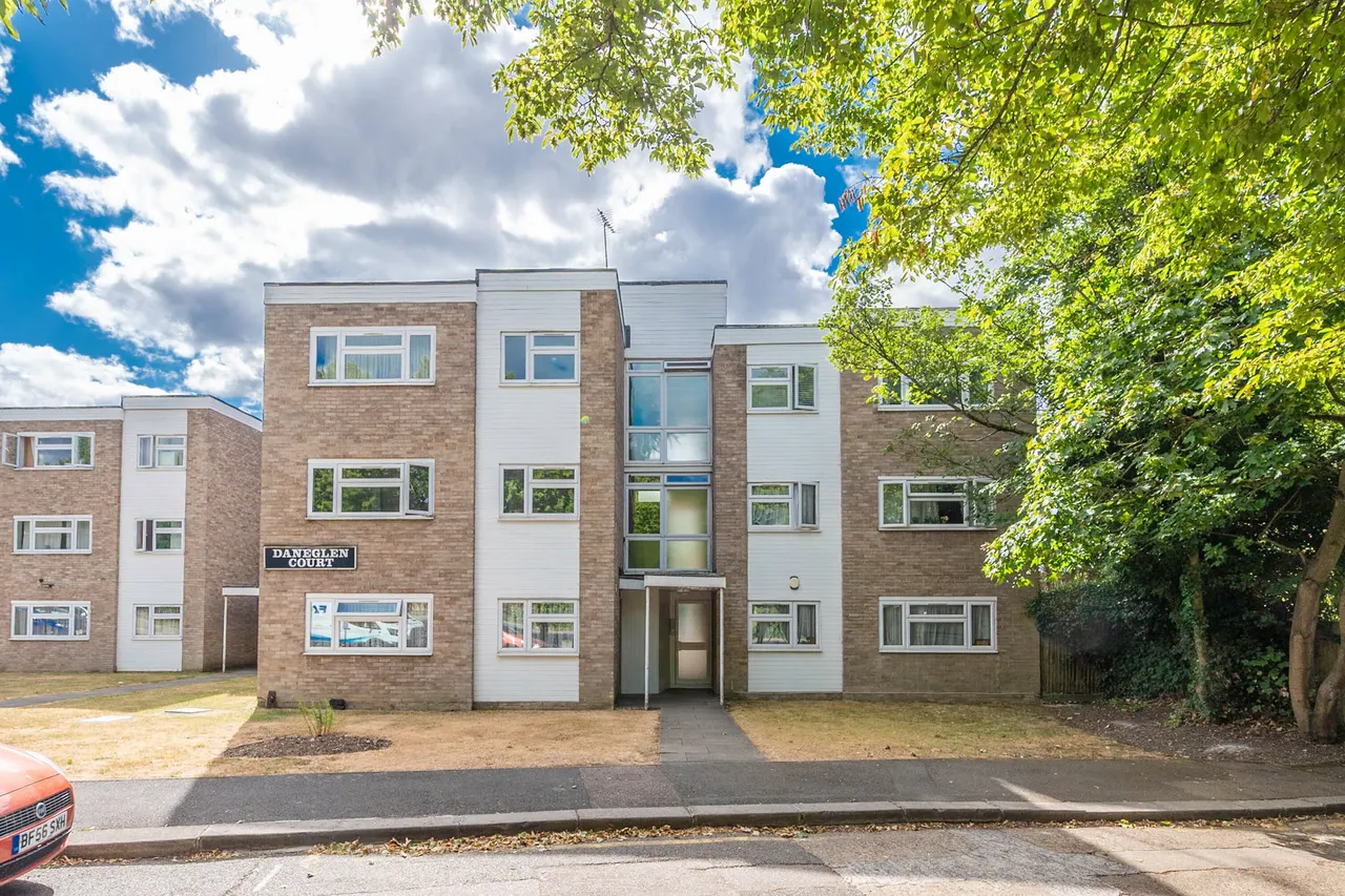 3 bed flat for sale — 193 Daneglen Court, London Road, Stanmore