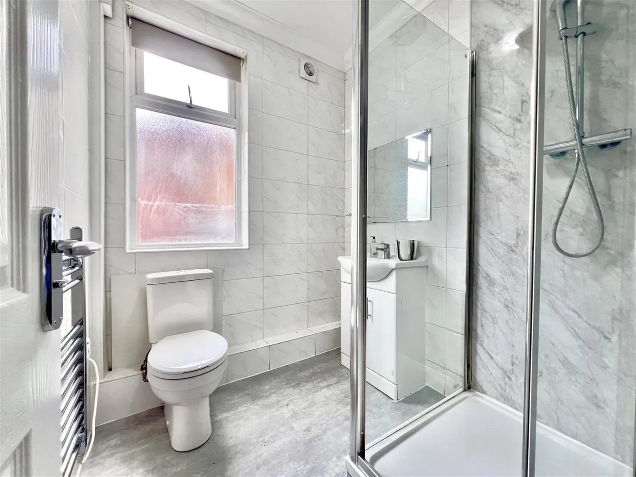 bed Apartment To LetHigh Street, Hounslow, TW3, photo 6