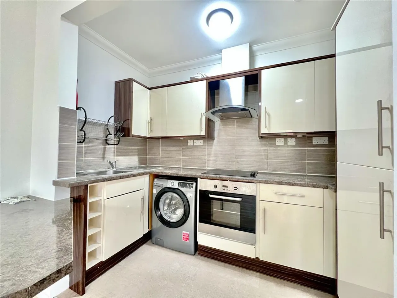 bed Apartment To LetHigh Street, Hounslow, TW3, photo 4