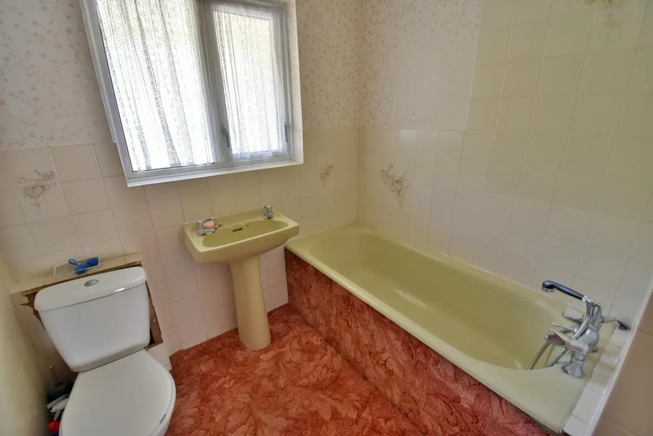 Birch Avenue, BH22, photo 12