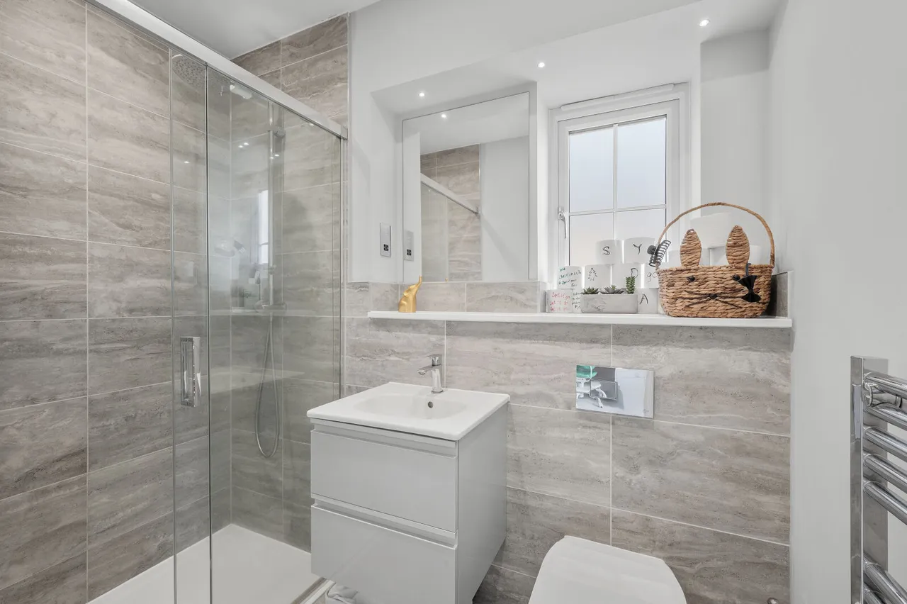 Woodleaf Gardens, Esher, KT10, photo 13