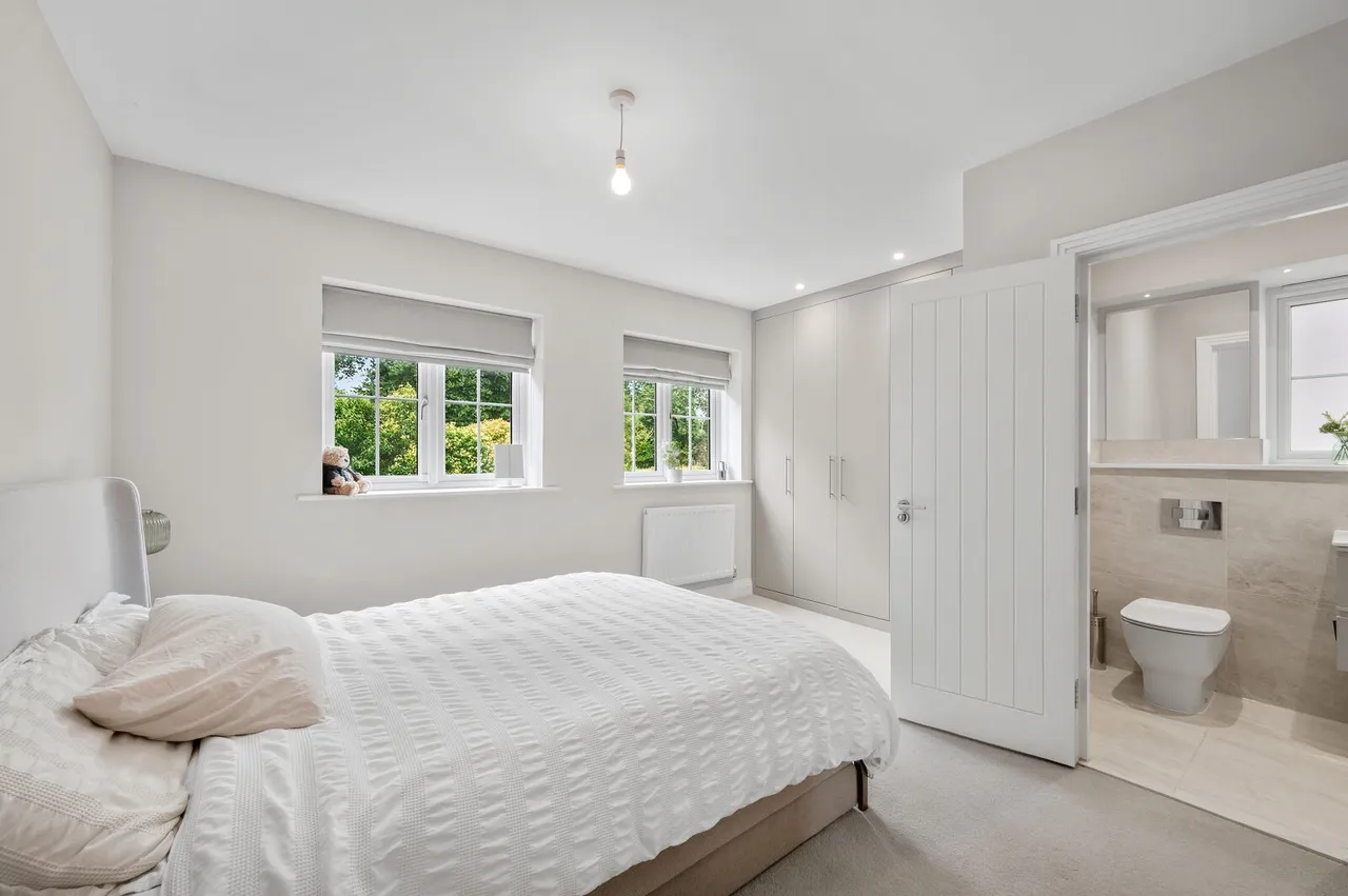 Woodleaf Gardens, Esher, KT10, photo 10