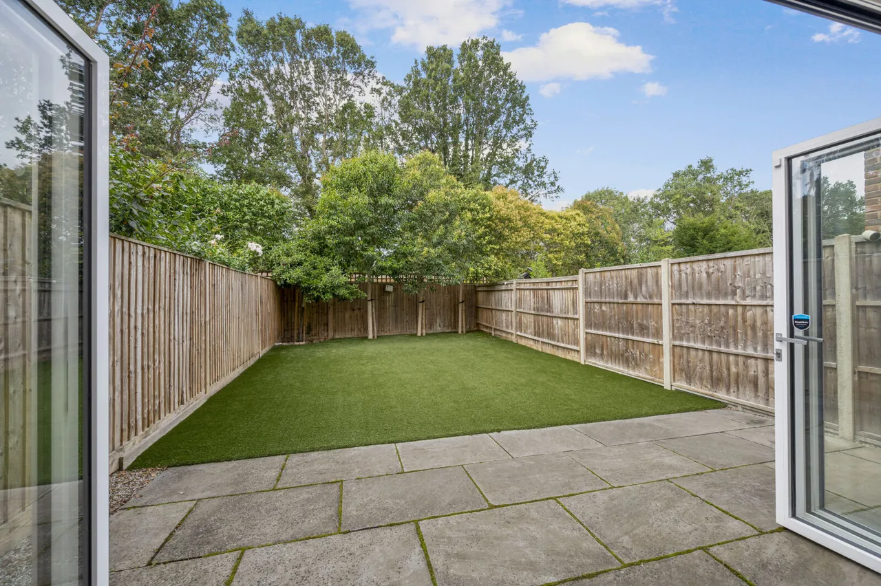 Woodleaf Gardens, Esher, KT10, photo 3