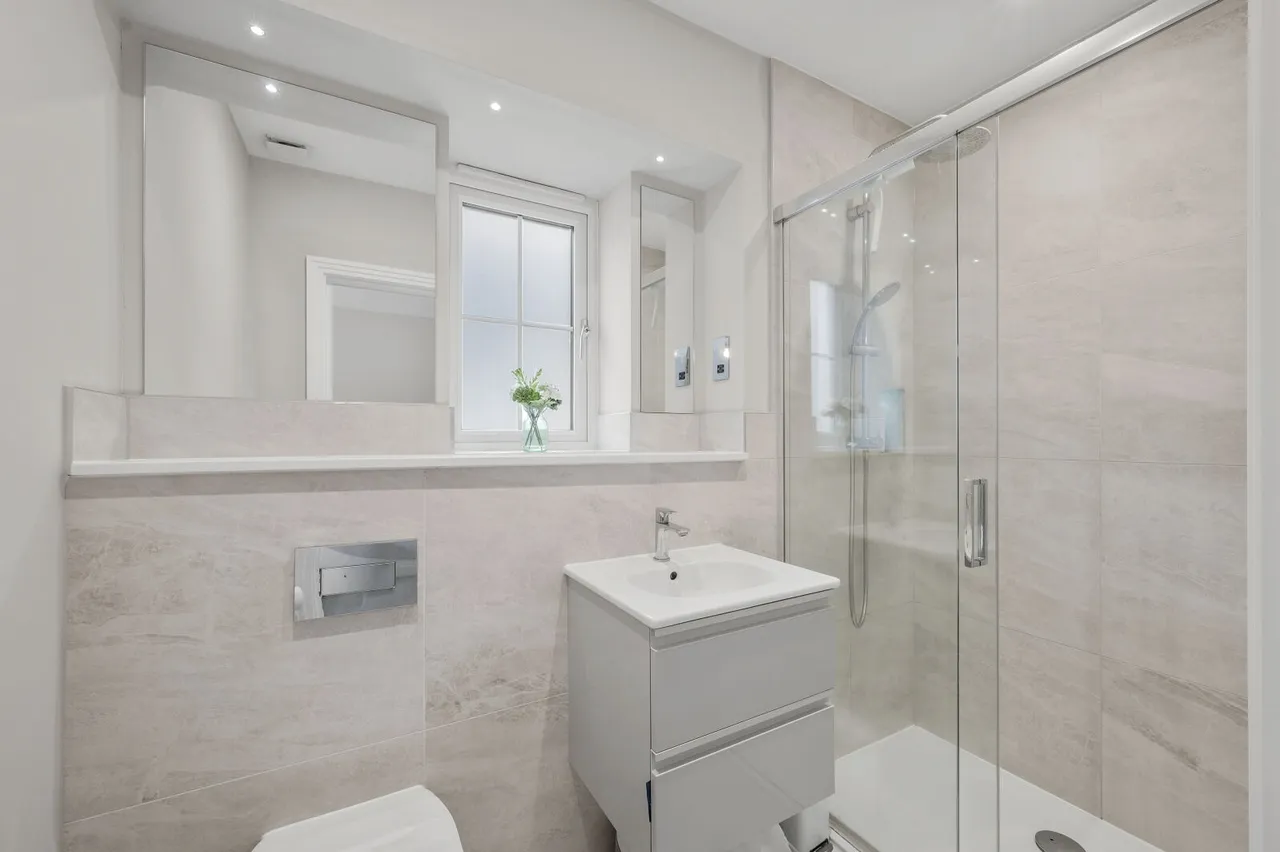 Woodleaf Gardens, Esher, KT10, photo 11