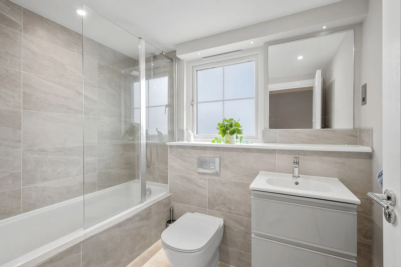 Woodleaf Gardens, Esher, KT10, photo 16