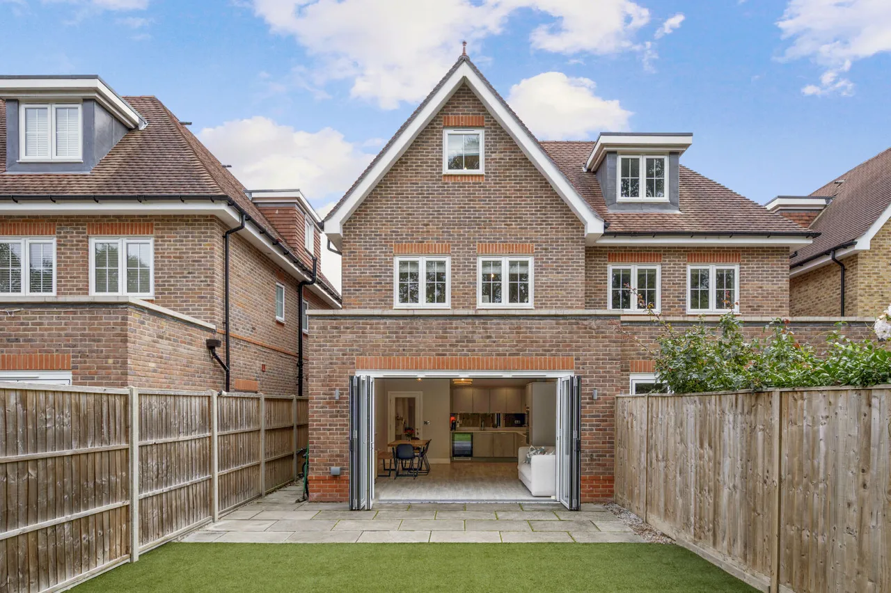 4 bed house for sale, Woodleaf Gardens, Esher, KT10