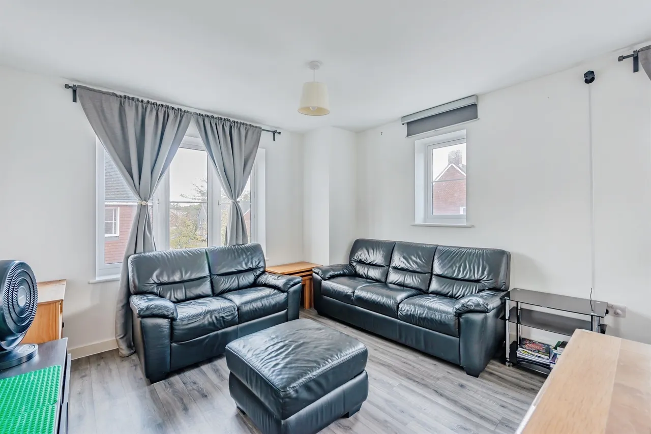 Webber Street, Horley, RH6, photo 4