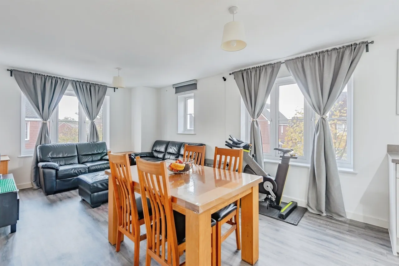 Webber Street, Horley, RH6, photo 2