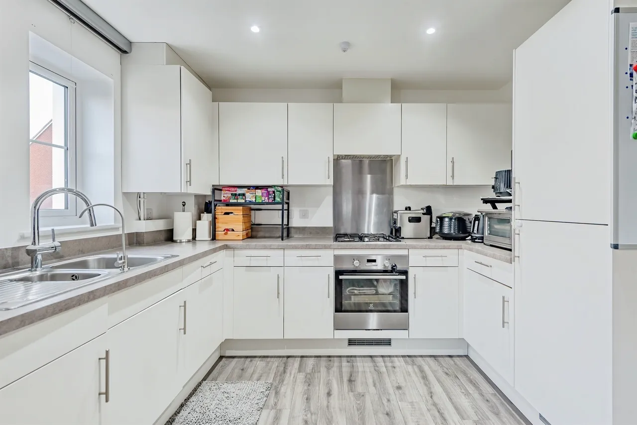 Webber Street, Horley, RH6, photo 3