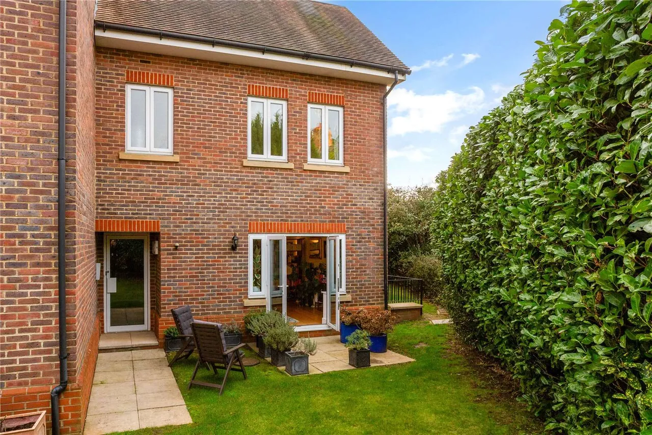 3 bed flat for sale — Fieldgate Court, 42 Portsmouth Road, Cobham, Surrey, KT11 1HN