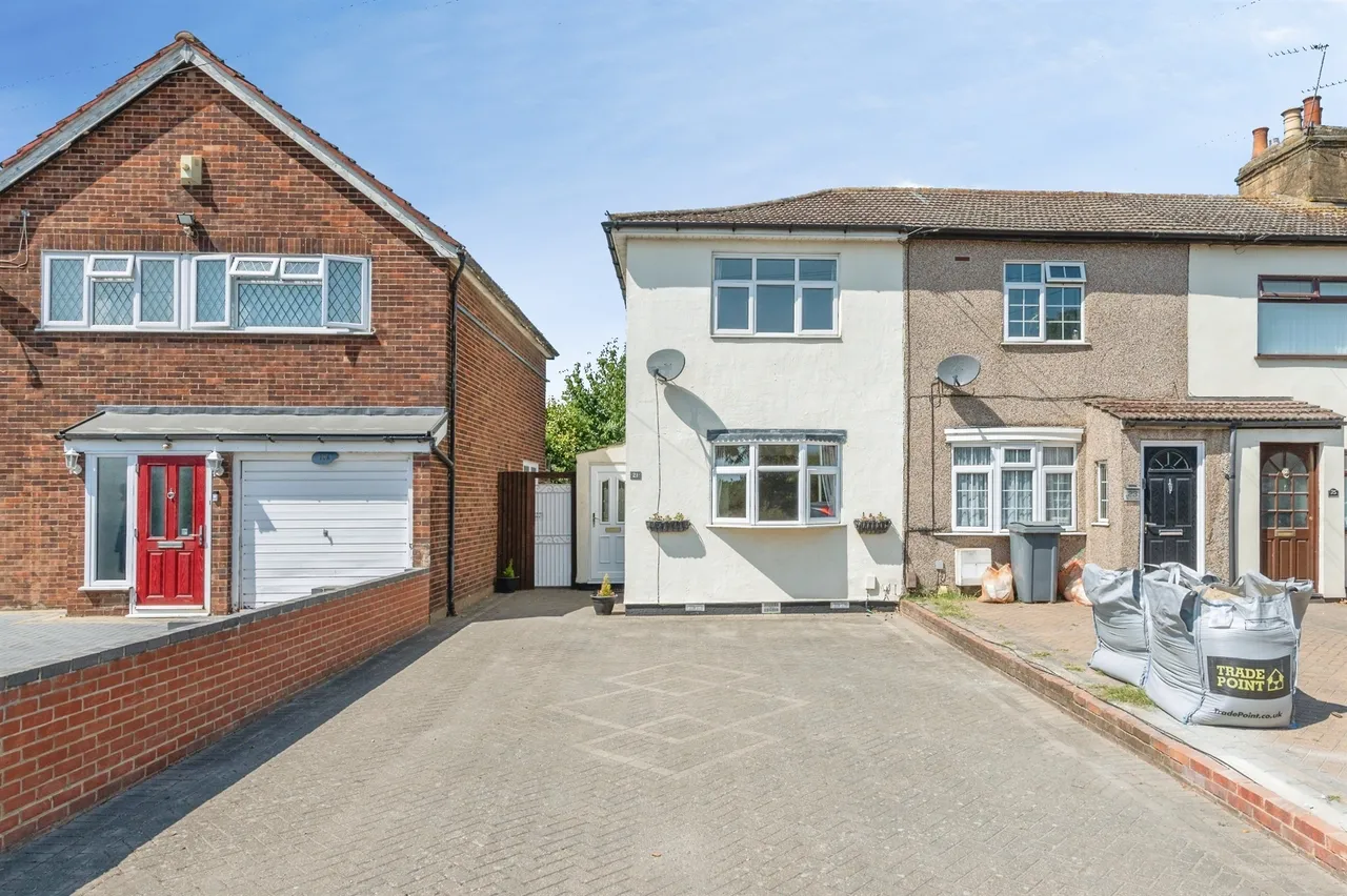 2 bed house for sale — Rainham Road, Rainham