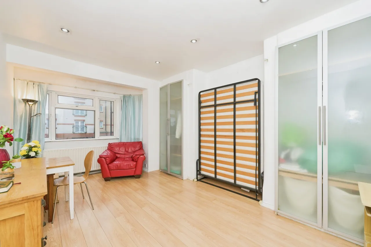 Ruislip Road East, Greenford, UB6, photo 2