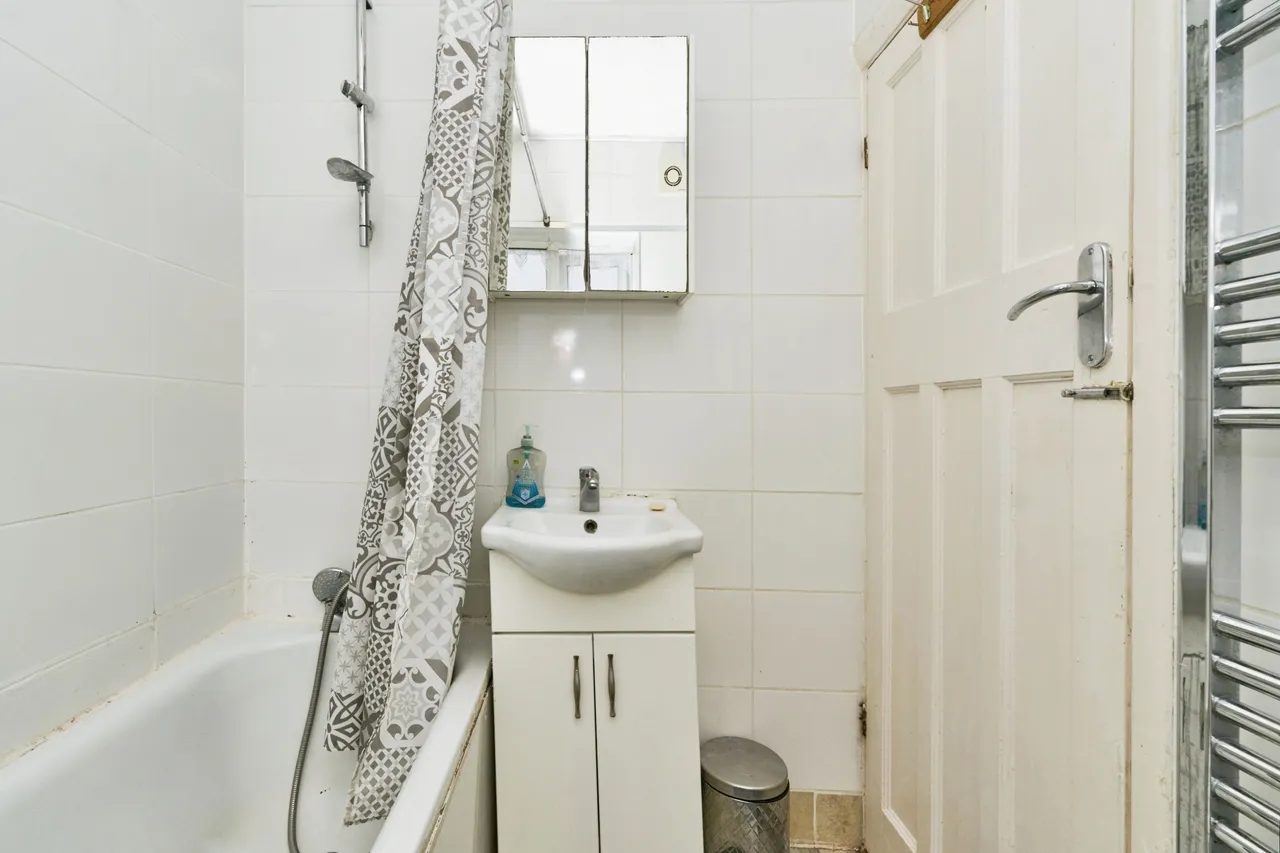 Ruislip Road East, Greenford, UB6, photo 8