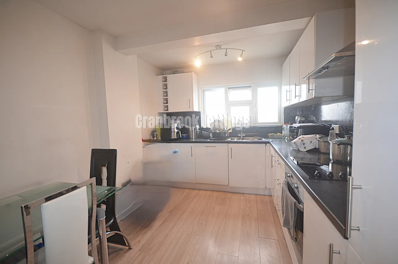 North Park Court Romford RM1 4NF, photo 4