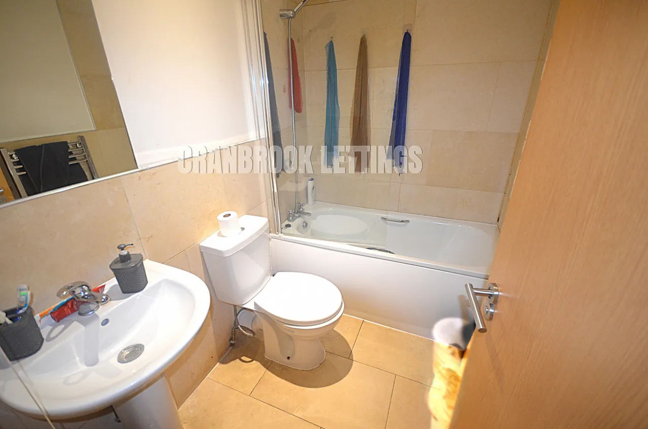 North Park Court Romford RM1 4NF, photo 6