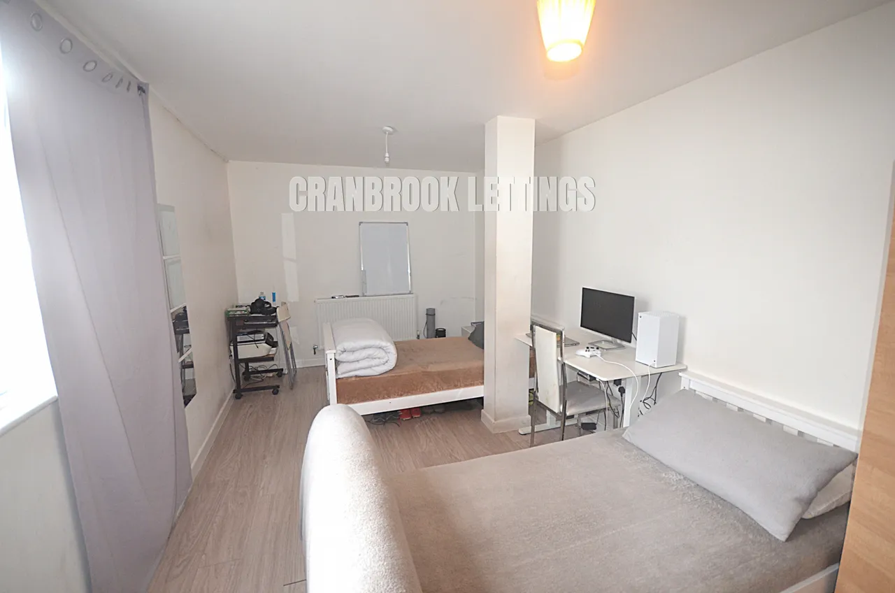 North Park Court Romford RM1 4NF, photo 5