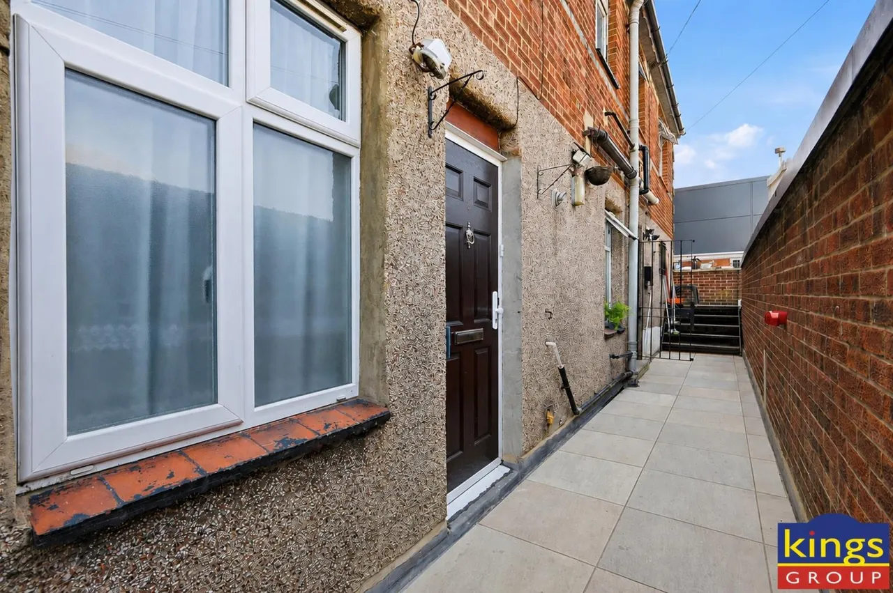 3 bed flat for sale, Billet Road, London