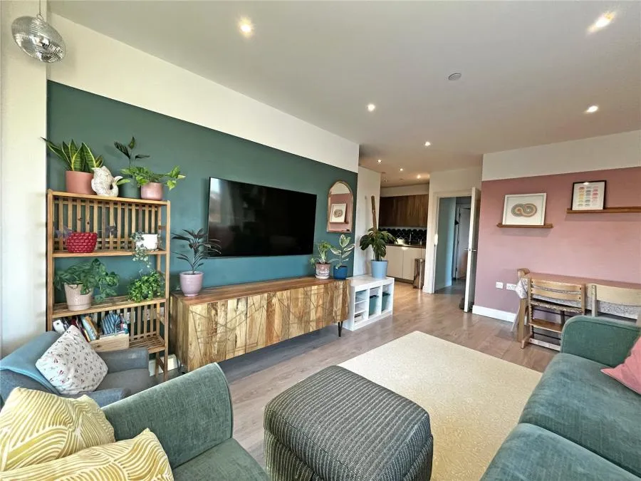 2 bed flat for sale, Longfield Avenue, London, W5