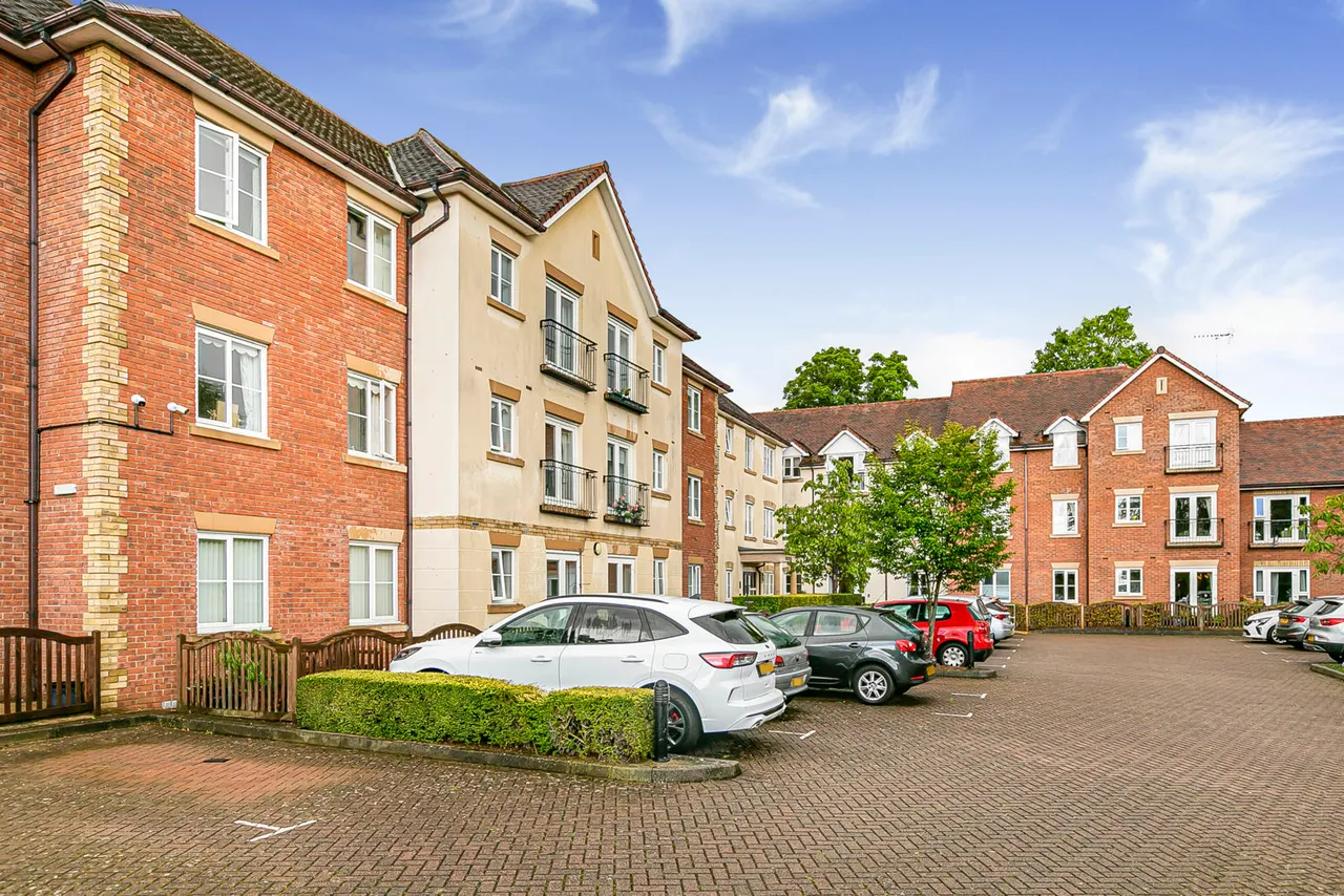 2 bed flat for sale, Albany Place, Egham, TW20