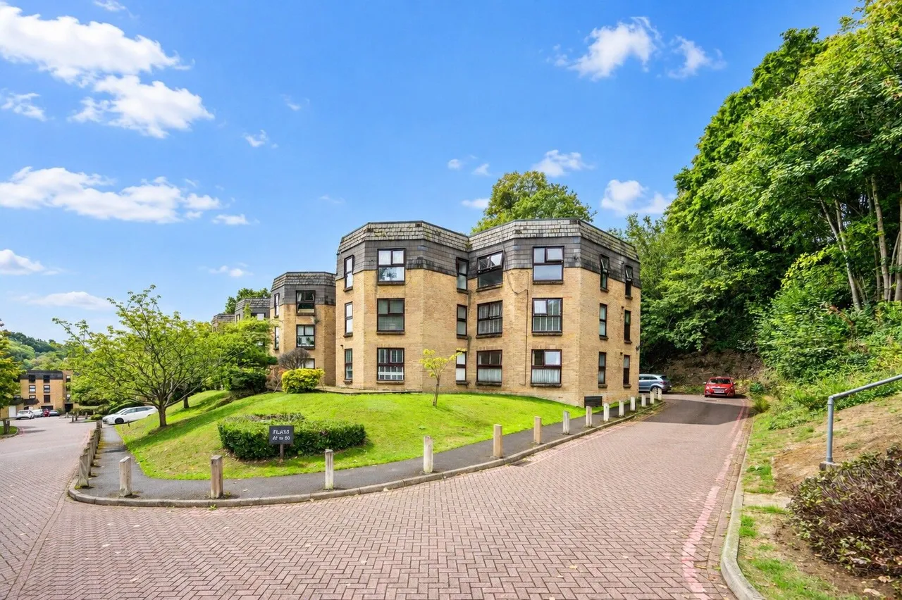 2 bed flat to rent — 56 Chapel Fields, Charterhouse Road, Godalming