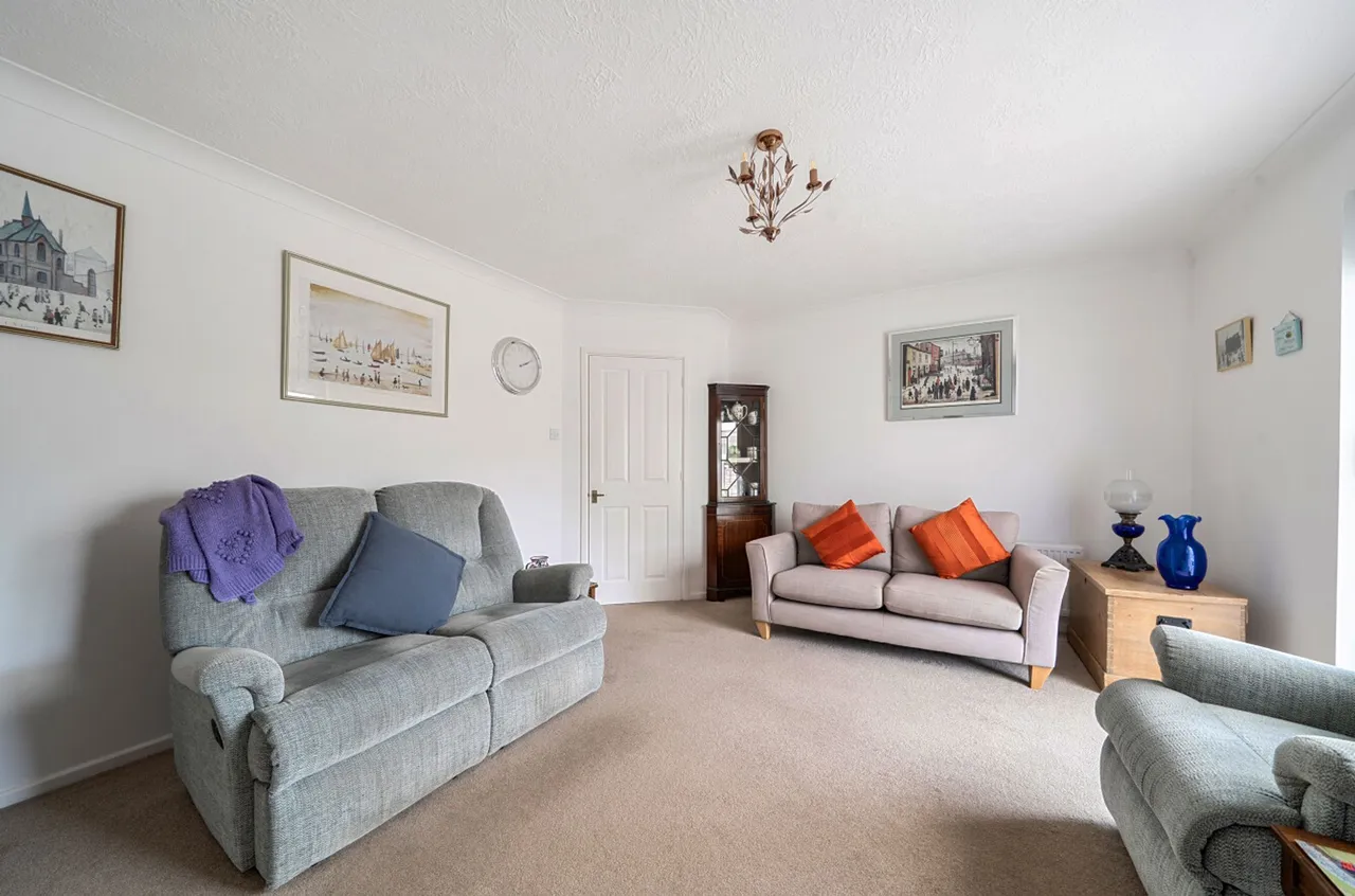 Mount Pleasant Close, Lyminge, CT18, photo 3